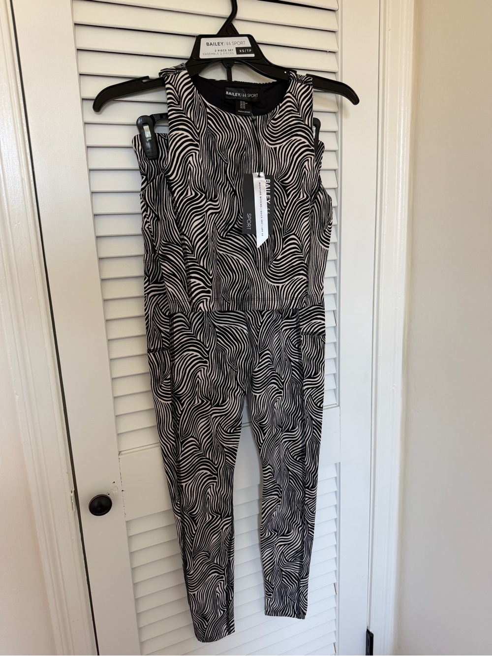 NWT Bailey 44 Sport 2 piece workout set, size xs, cropped, zebra swirls, pockets